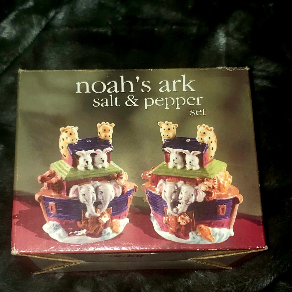 Vintage Noah's Arkansas salt&pepper shakers